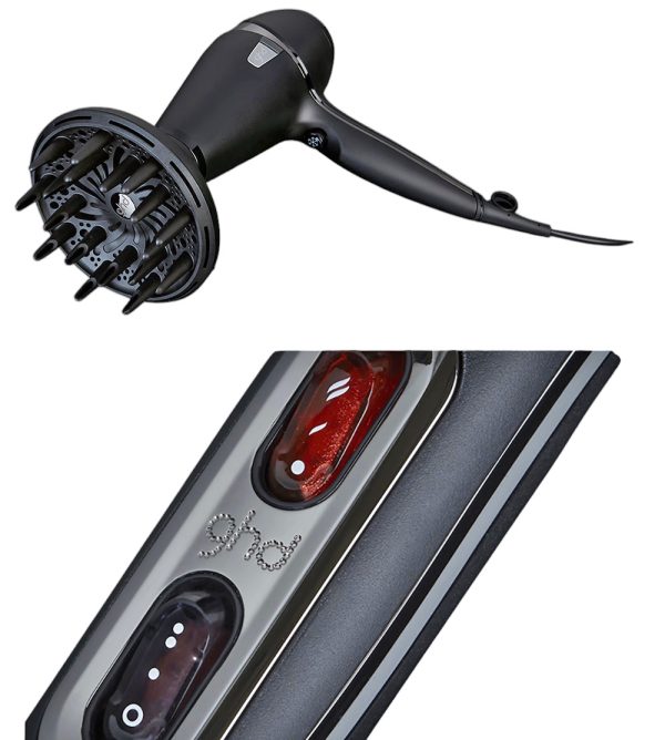 Secador de viaje air kit ghd el color predominante en la imagen es negro. Todos los objetos —el secador de pelo, el cepillo redondo, el difusor y las pinzas— son de color negro mate con algunos detalles metálicos en plateado, como el extremo del cepillo y pequeños acentos en el secador H2o Akua