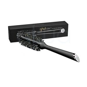 Cepillo ghd 28mm de color negro mate, con cerdas naturales de tono oscuro y un mango largo y ergonómico. En el extremo del mango se observa un detalle metálico plateado con el logotipo de ghd grabado. El cepillo está acompañado de su caja, también de color negro, con el nombre y detalles del producto impresos en letras doradas y blancas H2o Akua