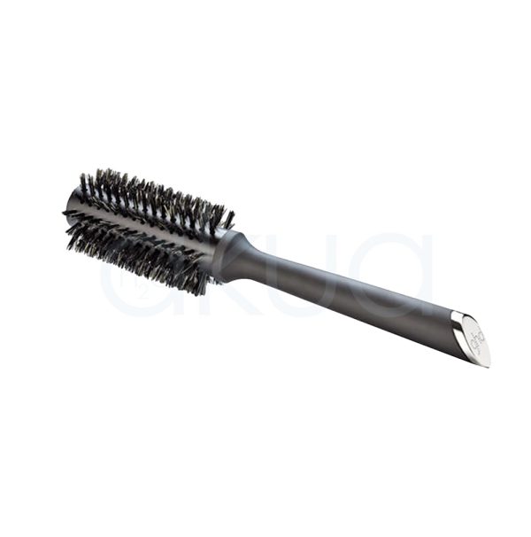 Cepillo ghd Bristle 28mm de color negro mate, con cerdas naturales de tono oscuro y un mango largo y ergonómico. En el extremo del mango se observa un detalle metálico plateado con el logotipo de ghd grabado. El cepillo está acompañado de su caja, también de color negro, con el nombre y detalles del producto impresos en letras doradas y blancas H2o Akua