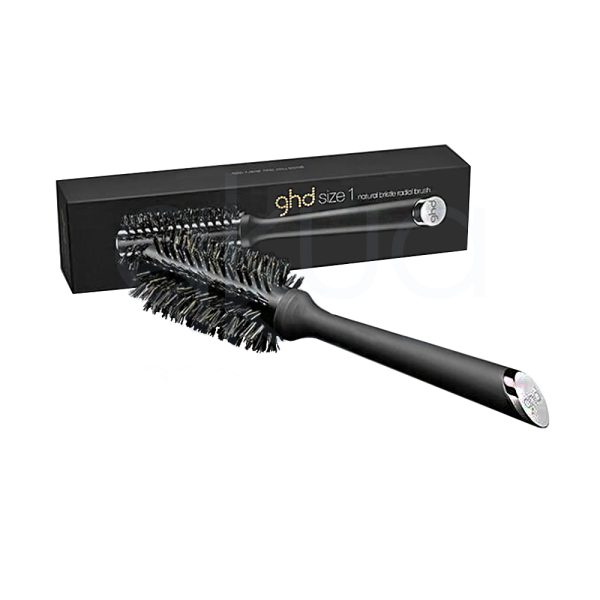 Cepillo ghd Bristle 28mm de color negro mate, con cerdas naturales de tono oscuro y un mango largo y ergonómico. En el extremo del mango se observa un detalle metálico plateado con el logotipo de ghd grabado. El cepillo está acompañado de su caja, también de color negro, con el nombre y detalles del producto impresos en letras doradas y blancas H2o Akua