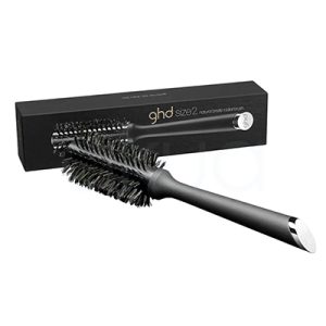 Cepillo ghd Bristle 35mm de color negro mate, con cerdas naturales de tono oscuro y un mango largo y ergonómico. En el extremo del mango se observa un detalle metálico plateado con el logotipo de ghd grabado. El cepillo está acompañado de su caja, también de color negro, con el nombre y detalles del producto impresos en letras doradas y blancas H2o Akua