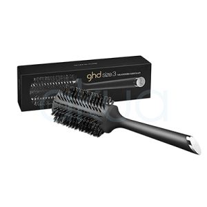 Cepillo ghd Bristle 44mm de color negro mate, con cerdas naturales de tono oscuro y un mango largo y ergonómico. En el extremo del mango se observa un detalle metálico plateado con el logotipo de ghd grabado. El cepillo está acompañado de su caja, también de color negro, con el nombre y detalles del producto impresos en letras doradas y blancas H2o Akua