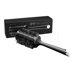 Cepillo ghd Bristle 55mm de color negro mate, con cerdas naturales de tono oscuro y un mango largo y ergonómico. En el extremo del mango se observa un detalle metálico plateado con el logotipo de ghd grabado. El cepillo está acompañado de su caja, también de color negro, con el nombre y detalles del producto impresos en letras doradas y blancas H2o Akua