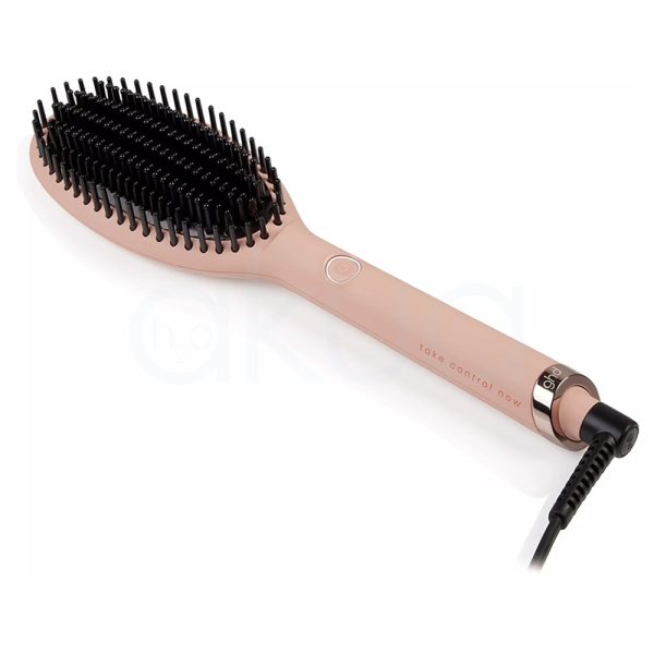 Cepillo ghd electrico alisador Glide Pink Collection Take Control Now el color predominante en la imagen es rosa empolvado (un tono suave y mate de rosa). Tanto el estuche como el cepillo alisador presentan este color, mientras que las cerdas del cepillo son de color negro y algunos detalles, como el anillo cerca de la base del mango, son metálicos en tono plateado.