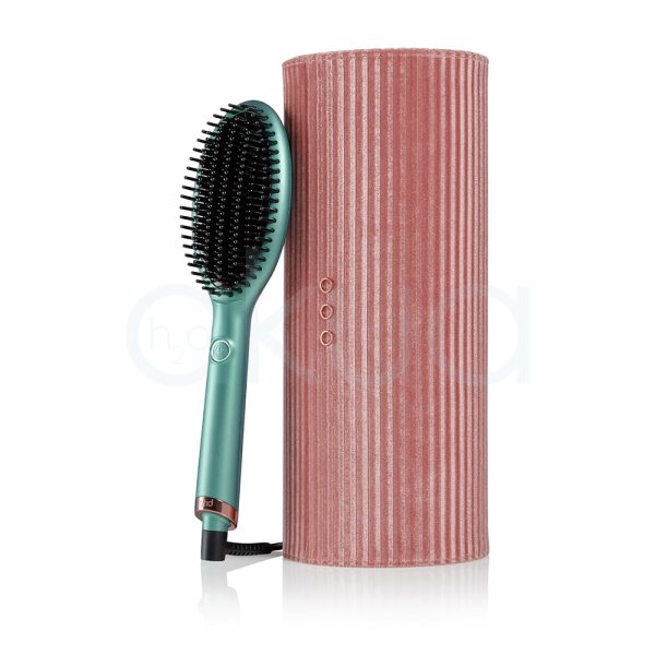 Cepillo ghd Glide Dreamland collection compuesto por una caja rectangular de color verde agua con detalles de estrellas doradas y texto en blanco, un cepillo alisador eléctrico del mismo tono verde agua con detalles metálicos en rosa dorado y cerdas negras, y un estuche cilíndrico de textura aterciopelada en color rosa empolvado con botones decorativos H2o Akua