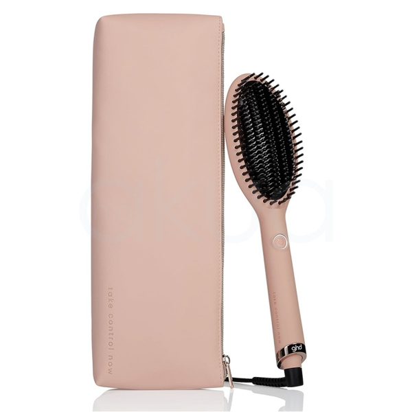 Cepillo ghd electrico alisador Glide Pink Collection Take Control Now el color predominante en la imagen es rosa empolvado (un tono suave y mate de rosa). Tanto el estuche como el cepillo alisador presentan este color, mientras que las cerdas del cepillo son de color negro y algunos detalles, como el anillo cerca de la base del mango, son metálicos en tono plateado.