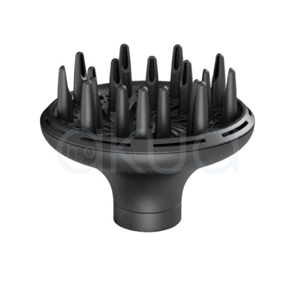 Difusor ghd Helios de color negro mate, con púas largas y orificios diseñados para distribuir el aire de manera uniforme. La caja también es negra, con el logotipo en letras doradas y blancas H2o Akua