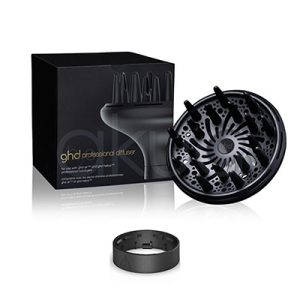 Difusor ghd Helios de color negro mate, con púas largas y orificios diseñados para distribuir el aire de manera uniforme. La caja también es negra, con el logotipo en letras doradas y blancas H2o Akua