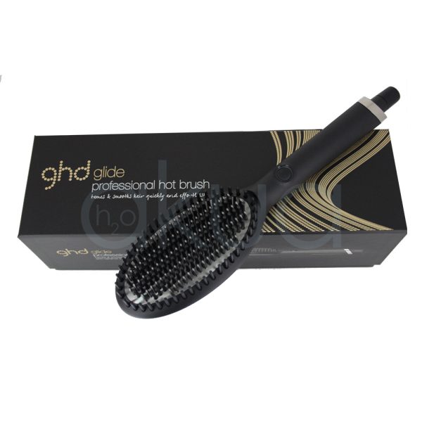 Cepillo ghd Glide Control Now el color predominante en la imagen es negro y algunos detalles, como el anillo cerca de la base del mango, son metálicos en tono plateado H2o Akua