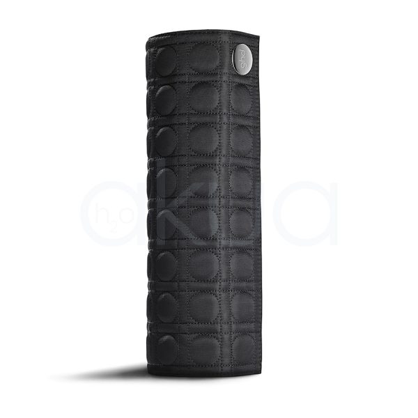 Neceser ghd termico protector de forma cilíndrica, color negro mate, con un diseño acolchado en patrón de círculos y costuras visibles que le aportan textura y estilo. En la parte superior se observa una placa metálica redonda con el logotipo H2o Akua