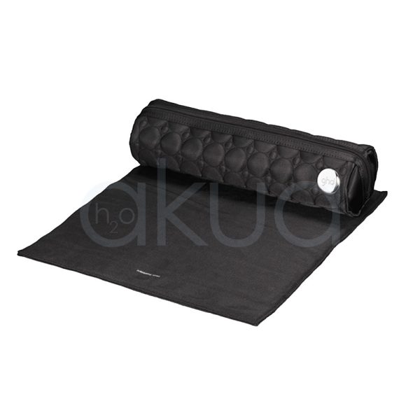 Neceser ghd termico protector de forma cilíndrica, color negro mate, con un diseño acolchado en patrón de círculos y costuras visibles que le aportan textura y estilo. En la parte superior se observa una placa metálica redonda con el logotipo H2o Akua