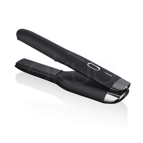 Plancha de viaje ghd Unplugged tanto la plancha de pelo como el estuche son de color negro mate, mientras que la parte inferior de la plancha presenta detalles metálicos en tono plateado, especialmente en la base H2o Akua