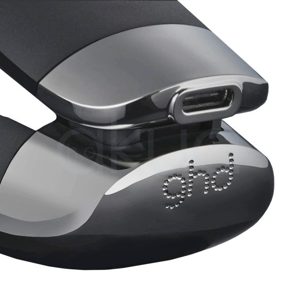 Plancha de viaje ghd Unplugged tanto la plancha de pelo como el estuche son de color negro mate, mientras que la parte inferior de la plancha presenta detalles metálicos en tono plateado, especialmente en la base H2o Akua