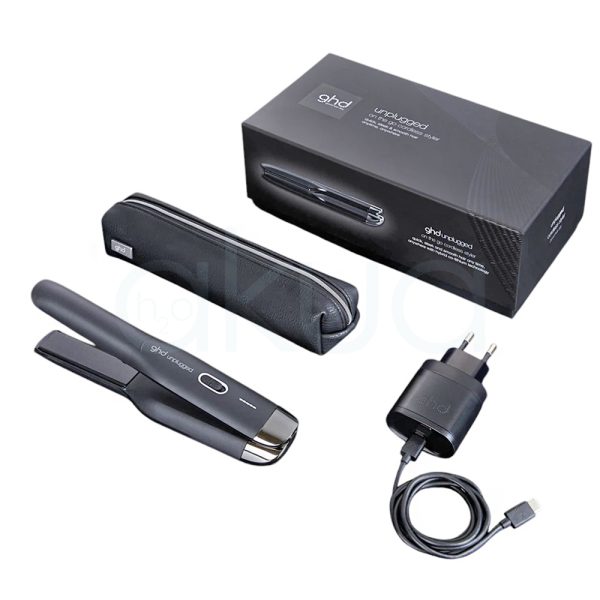 Plancha de viaje ghd Unplugged tanto la plancha de pelo como el estuche son de color negro mate, mientras que la parte inferior de la plancha presenta detalles metálicos en tono plateado, especialmente en la base H2o Akua