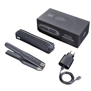 Plancha de viaje ghd Unplugged tanto la plancha de pelo como el estuche son de color negro mate, mientras que la parte inferior de la plancha presenta detalles metálicos en tono plateado, especialmente en la base H2o Akua