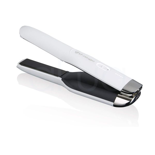 Plancha de viaje ghd Unplugged la plancha de pelo presenta la parte superior y el estuche en color blanco, mientras que la parte inferior y las placas de la plancha son de color negro. Además, hay detalles metálicos en tono plateado en la base de la plancha y en el cierre del estuche H2o Akua