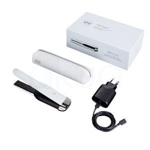 Plancha de viaje ghd Unplugged la plancha de pelo presenta la parte superior y el estuche en color blanco, mientras que la parte inferior y las placas de la plancha son de color negro. Además, hay detalles metálicos en tono plateado en la base de la plancha y en el cierre del estuche H2o Akua