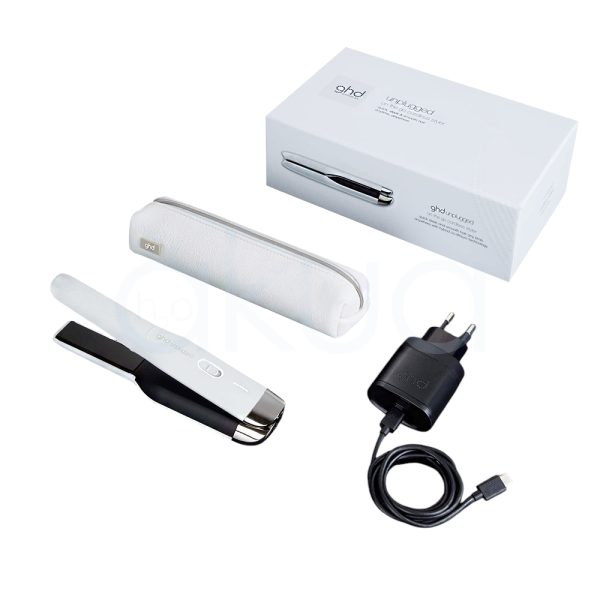 Plancha de viaje ghd Unplugged la plancha de pelo presenta la parte superior y el estuche en color blanco, mientras que la parte inferior y las placas de la plancha son de color negro. Además, hay detalles metálicos en tono plateado en la base de la plancha y en el cierre del estuche H2o Akua
