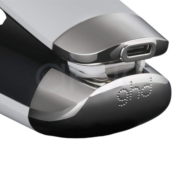 Plancha de viaje ghd Unplugged la plancha de pelo presenta la parte superior y el estuche en color blanco, mientras que la parte inferior y las placas de la plancha son de color negro. Además, hay detalles metálicos en tono plateado en la base de la plancha y en el cierre del estuche H2o Akua