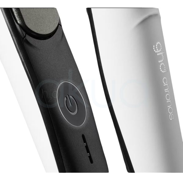 Plancha ghd Chronos color principal blanco en la parte superior y negro en la parte inferior y en las placas. Además, presenta detalles metálicos en tono plateado cerca de la base del mango H2o Akua