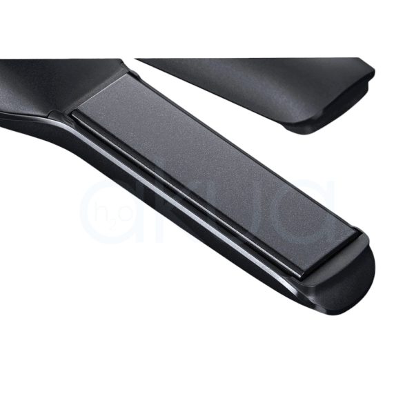 Plancha de viaje ghd Unplugged tanto la plancha de pelo como el estuche son de color negro mate, mientras que la parte inferior de la plancha presenta detalles metálicos en tono plateado, especialmente en la base H2o Akua