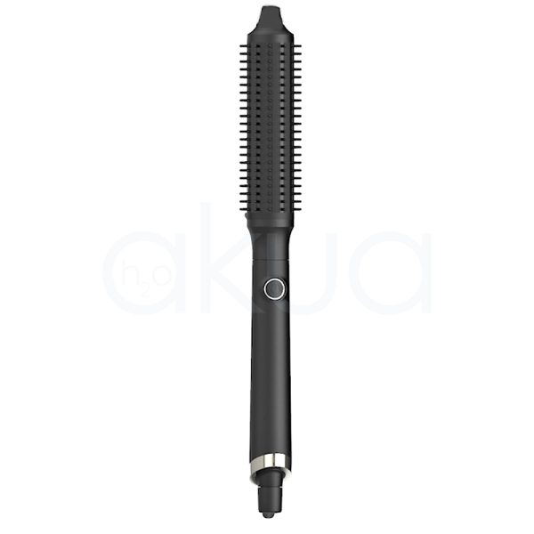 Cepillo electrico ghd Rise el color predominante en la imagen es negro mate, tanto en el cepillo eléctrico ghd rise. La caja presenta detalles en el logotipo y elementos gráficos, mientras que el cepillo tiene un pequeño anillo metálico en tono plateado cerca de la base del mango H2o Akua
