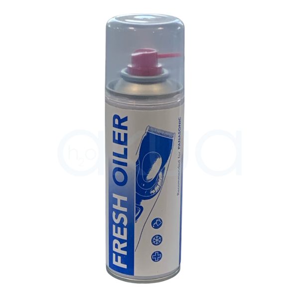 Lubricante Panasonic en spray Fresh oiler es mayoritariamente blanco con detalles en azul intenso. El texto y los iconos son azules, al igual que la ilustración de una máquina de corte. El pulverizador es de color rosa y la tapa es transparente H2o Akua