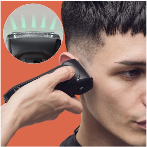 Afeitadora Panasonic ER-SP20 el color predominante es negro mate, con algunos detalles en negro brillante en la parte central del dispositivo. También se observan pequeños indicadores luminosos en blanco y un icono en rojo H2o Akua