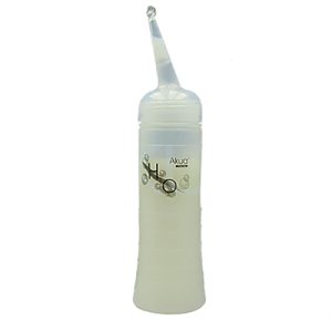 Emulsion H2oAkua 4% 180cc dosificador de plástico cuenta con una boquilla larga y fina que permite aplicar el producto de manera precisa sobre el cabello, especialmente útil durante procesos técnicos como la realización de mechas, tintes o decoloraciones. H2o Akua
