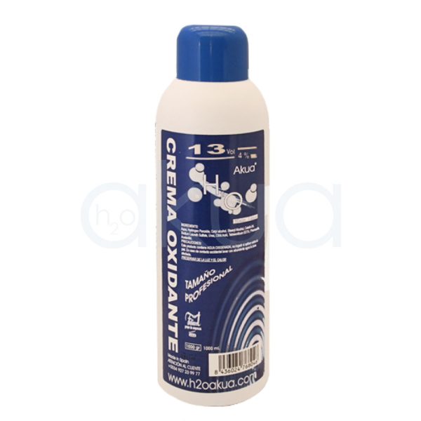 Emulsion H2oAkua 13vol 1000cl envase en color prediminante blanco con etiqueta azul con descripción en letras blancas y tapon azul H2o Akua