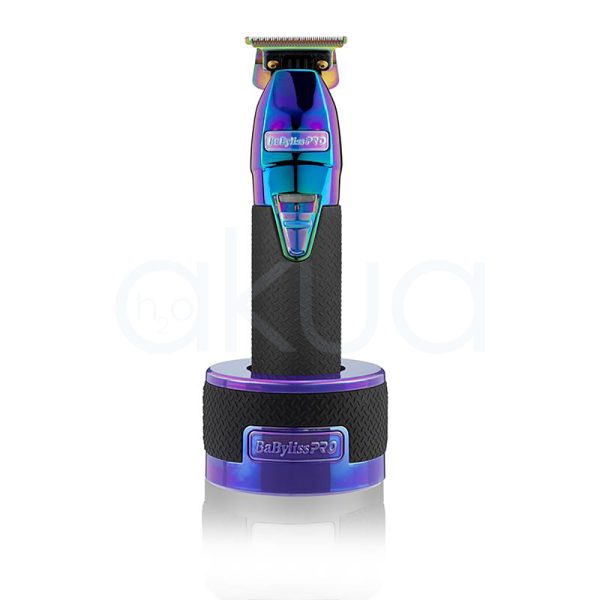 Maquina Chameleon Bosst+ Babyliss Pro El color predominante de la imagen es un degradado iridiscente que combina tonos metálicos de azul, violeta, rosa y amarillo, creando un efecto tornasolado y llamativo en la carcasa superior del dispositivo. La parte inferior del mango es de negro mate con textura antideslizante, lo que aporta contraste y un aspecto profesional. La zona de las cuchillas y tornillos presenta detalles en dorado metálico, resaltando sobre el resto del diseño H2o Akua