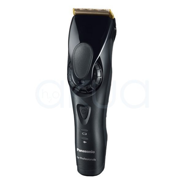 Maquina Panasonic ER-HGP 84 El color predominante de la imagen es negro mate, presente en la mayor parte del cuerpo de la máquina. Destacan detalles en dorado brillante en la zona de las cuchillas, así como pequeños indicadores luminosos en blanco y rojo en la parte frontal H2o Akua