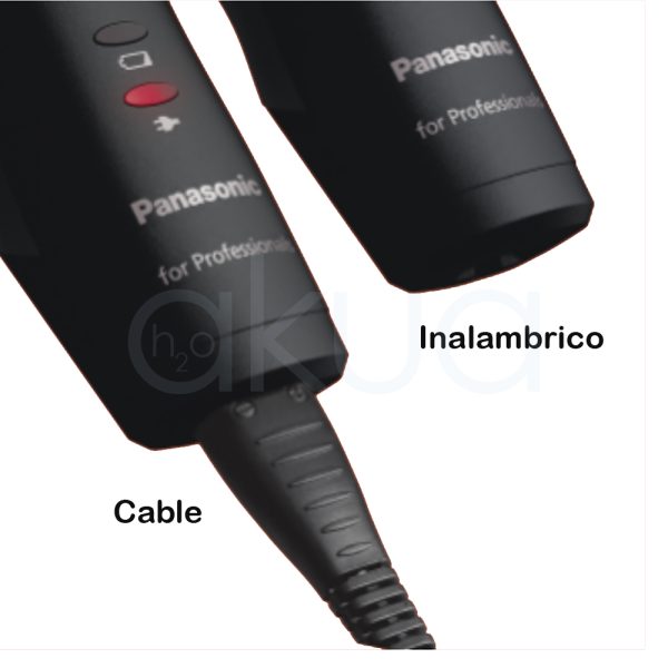 Maquina Panasonic ER-HGP 84 El color predominante de la imagen es negro mate, presente en la mayor parte del cuerpo de la máquina. Destacan detalles en dorado brillante en la zona de las cuchillas, así como pequeños indicadores luminosos en blanco y rojo en la parte frontal H2o Akua