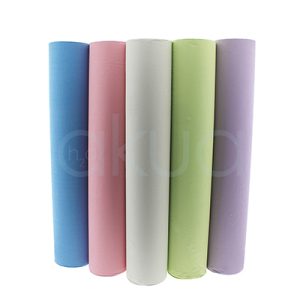 Papel camilla H2oAkua muestra cinco rollos de papel camilla de estética en diferentes colores: azul, rosa, blanco, verde claro y lila. Los colores suaves y variados permiten adaptarse a la decoración o preferencias del establecimiento H2o Akua