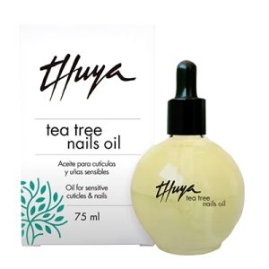 Aceite Thuya cuticulas y uñas sensibles Rol-on Tea Tree 75ml El producto tiene un envase cilíndrico de vidrio transparente, permitiendo ver el contenido líquido de color amarillo claro en su interior. Tapa: La parte superior es de color negro brillante, de forma cilíndrica y lisa, que contrasta con el color claro del líquido. Etiqueta: En la parte frontal del frasco se puede leer la marca "Thuya" en letras negras estilizadas, acompañada de la descripción "oil instant liss" en letras más pequeñas y verticales H2o Akua