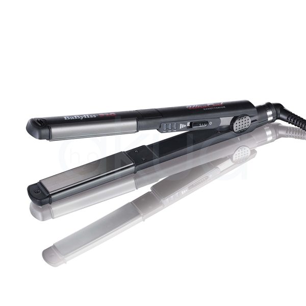 Plancha Ultra Curl Babyliss pro El color predominante es negro mate, presente en el cuerpo principal y los extremos de la plancha. Las placas alisadoras son de color gris metálico. Los detalles de los botones y el logotipo "BaByliss PRO" aparecen en blanco y rojo sobre el fondo negro H2o Akua