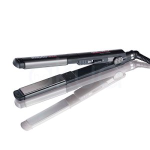 Plancha Ultra Curl Babyliss pro El color predominante es negro mate, presente en el cuerpo principal y los extremos de la plancha. Las placas alisadoras son de color gris metálico. Los detalles de los botones y el logotipo "BaByliss PRO" aparecen en blanco y rojo sobre el fondo negro H2o Akua