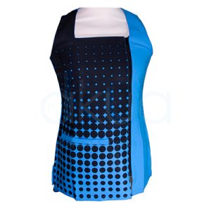 Bata Lacla estampado Lunares En color azul brillante combinado con negro. Presenta un diseño de degradado: en la parte superior predomina el negro con pequeños puntos azules, que se van haciendo más grandes y numerosos hacia la parte inferior, donde el azul se vuelve el color dominante. El lateral derecho y el bolsillo son completamente azules, mientras que el lateral izquierdo es negro. H2o Akua