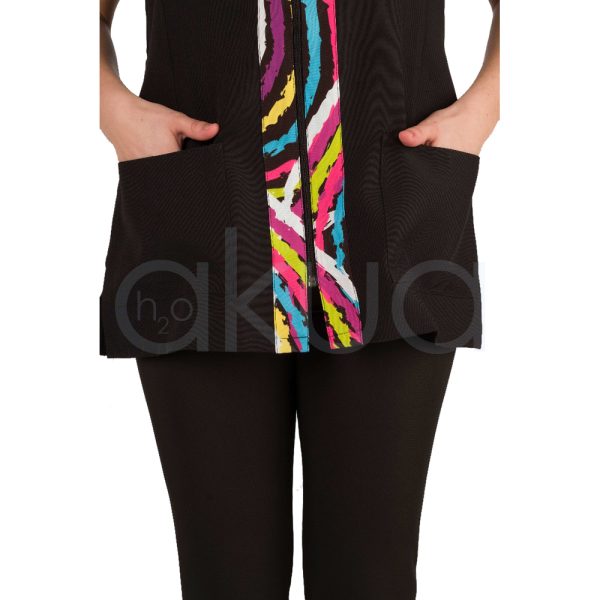 Chaleco Lacla linea colores principalmente de color negro, presenta una franja central con un estampado de líneas en colores fucsia, amarillo, blanco, azul turquesa y negro H2o Akua