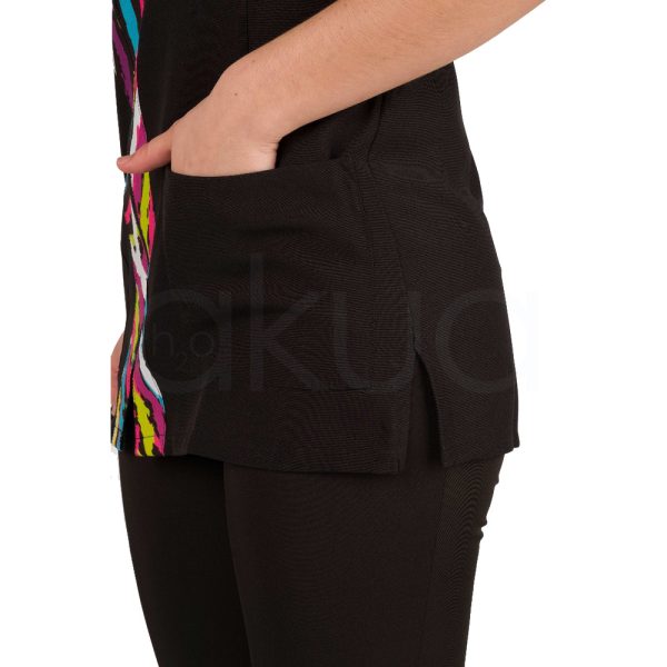 Chaleco Lacla linea colores principalmente de color negro, presenta una franja central con un estampado de líneas en colores fucsia, amarillo, blanco, azul turquesa y negro H2o Akua
