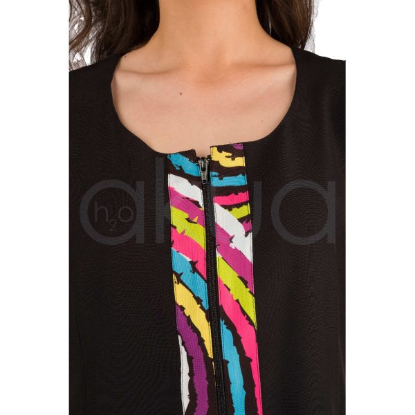Chaleco Lacla linea colores principalmente de color negro, presenta una franja central con un estampado de líneas en colores fucsia, amarillo, blanco, azul turquesa y negro H2o Akua