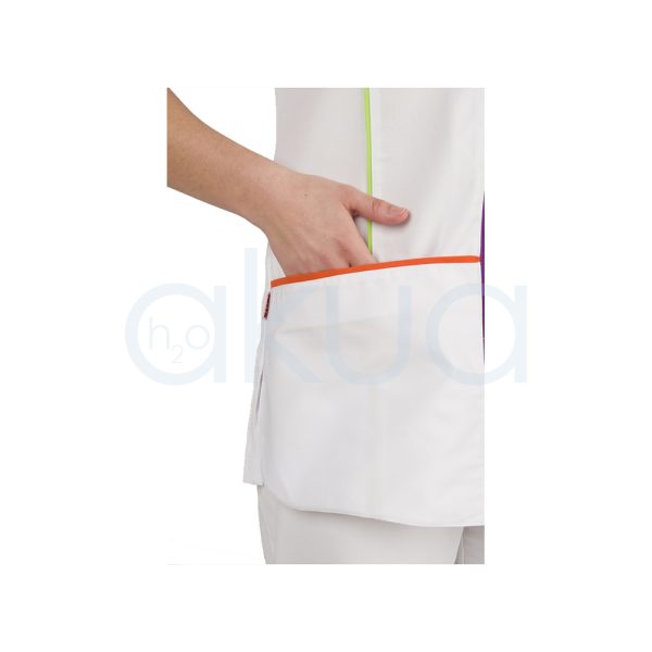 Chaleco Peluqueria / Estetica Blanco 51304700b prenda sin mangas de color blanco con cierre con cremallera de color morado con detalles en los bordes de linea amarilla y roja con bolsillos H2o Akua