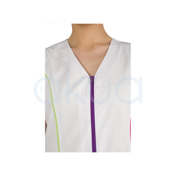 Chaleco Peluqueria / Estetica Blanco 51304700b prenda sin mangas de color blanco con cierre con cremallera de color morado con detalles en los bordes de linea amarilla y roja con bolsillos H2o Akua