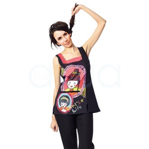 Chaleco Lacla chicas rulos de color negro y presenta un diseño llamativo con ilustraciones en colores rojo, rosado, amarillo, blanco, azul claro y naranja. Destacan dos dibujos de rostros con fondo rojo y azul, además de detalles en tonos vivos y letras multicolores en la parte inferior que dicen "Girl's Life". H2o Akua
