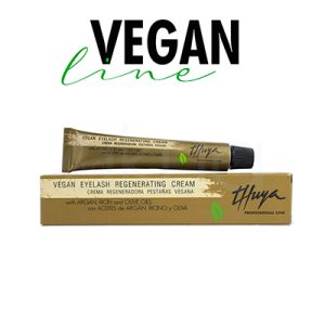 Crema Thuya regeneradora pestañas vegana 15ml se presenta en un tubo metálico de color dorado con tapón negro, acompañado de una caja del mismo tono dorado. Tanto en el tubo como en la caja se destacan textos en negro y blanco, y un pequeño icono de hoja verde que indica su pertenencia a la línea vegana. En la parte superior de la imagen aparece el texto “VEGAN line” en letras negras y verdes H2o Akua