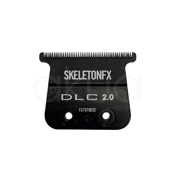 Maquina Snap trimmer Babyliss Pro El color predominante es gris metálico oscuro, presente en la base y el cuerpo principal del dispositivo. El recortador tiene detalles en negro brillante en la parte superior y en el cabezal de corte, así como una zona central con textura de gris plateado H2o Akua