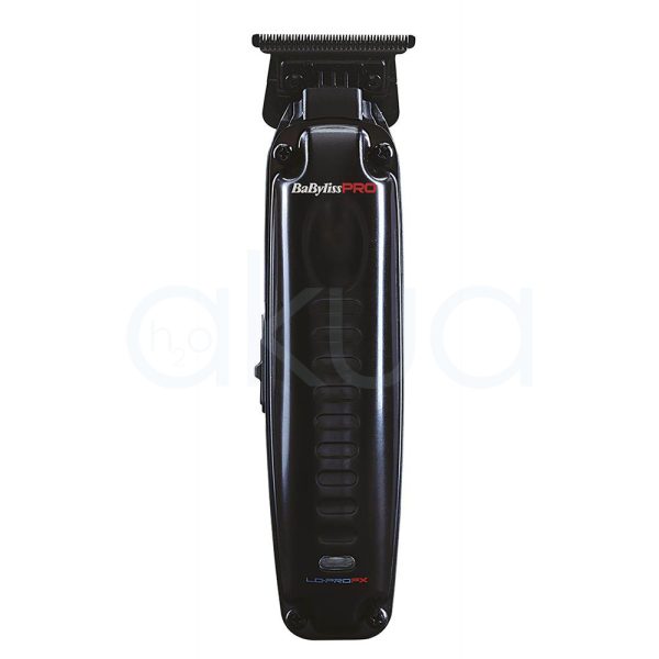 Maquina Lo-Pro Trimmer Babyliss pro El color predominante es negro mate, que cubre la mayor parte del cuerpo del dispositivo. Los detalles, como los botones y el logotipo "BaByliss PRO", están en blanco y rojo, lo que aporta contraste y resalta sobre el fondo oscuro. En la parte inferior, la inscripción "LOPROFX" aparece en blanco y rojo HJ2o Akua