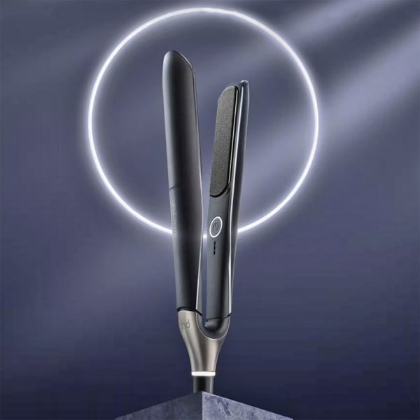 Plancha ghd Chronos negra El color principal es de color negro mate en la mayor parte de su cuerpo, con detalles en negro brillante en las placas. La zona cercana al cable tiene un acabado plateado metálico y un pequeño aro blanco en la base del mango H2o Akua