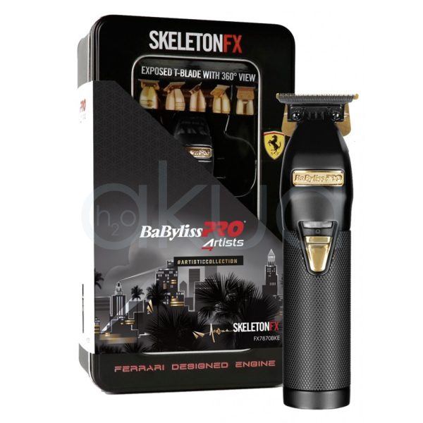 Maquina Skeleton Black Ferrari Babyliss pro El color predominante es negro mate, presente en todo el cuerpo y el mango texturizado del dispositivo. Destacan detalles en dorado metálico, como la cuchilla, el interruptor y la placa con el logotipo BaByliss pro H2o Akua