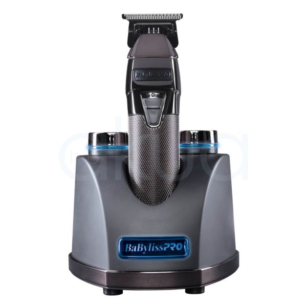 Maquina Snap trimmer Babyliss Pro El color predominante es gris metálico oscuro, presente en la base y el cuerpo principal del dispositivo. El recortador tiene detalles en negro brillante en la parte superior y en el cabezal de corte, así como una zona central con textura de gris plateado H2o Akua